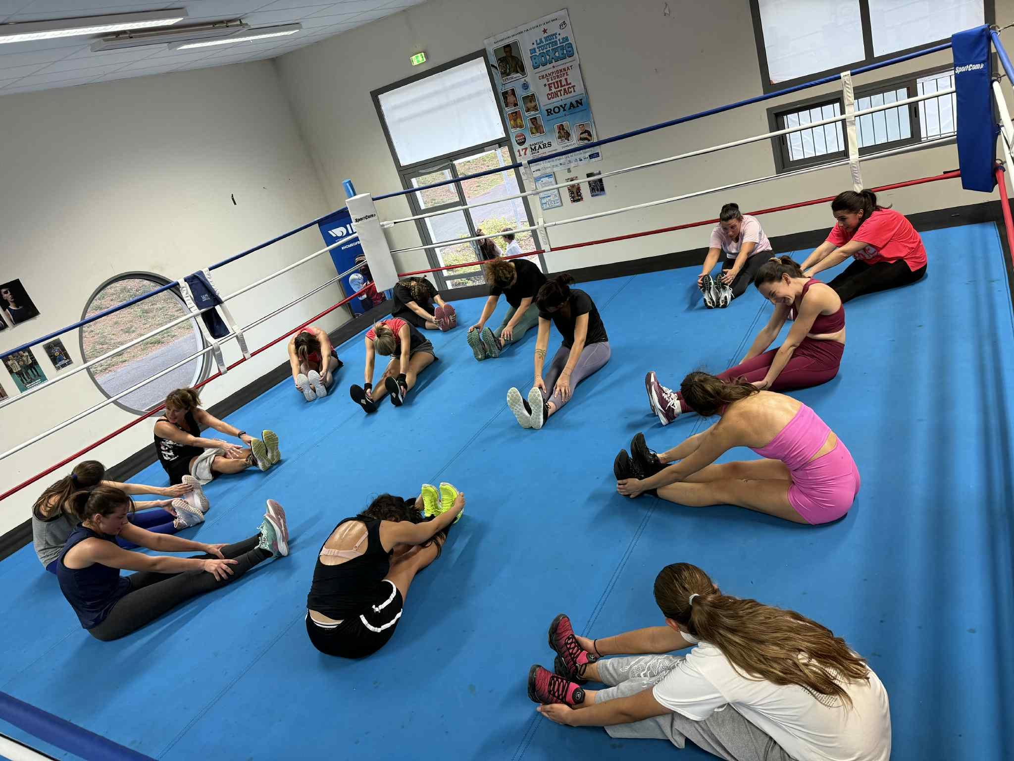Étirements après entraînement féminin ROC Boxe